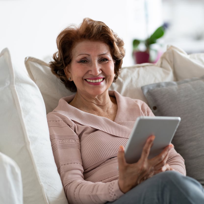 Lady_with_ipad_Flip