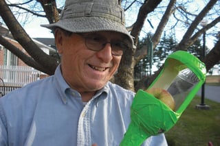 bob davis harvesting fruit