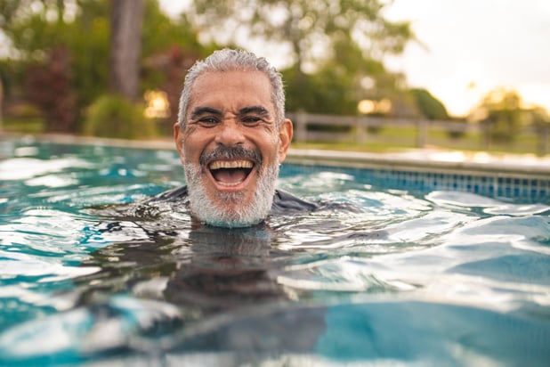 swiming-as-alternative-treatment-to-pain-in-seniors