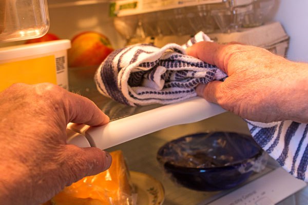 spring cleaning refrigerator