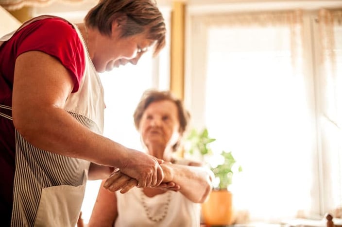 senior-hand-massage-compassionate-touch (1)