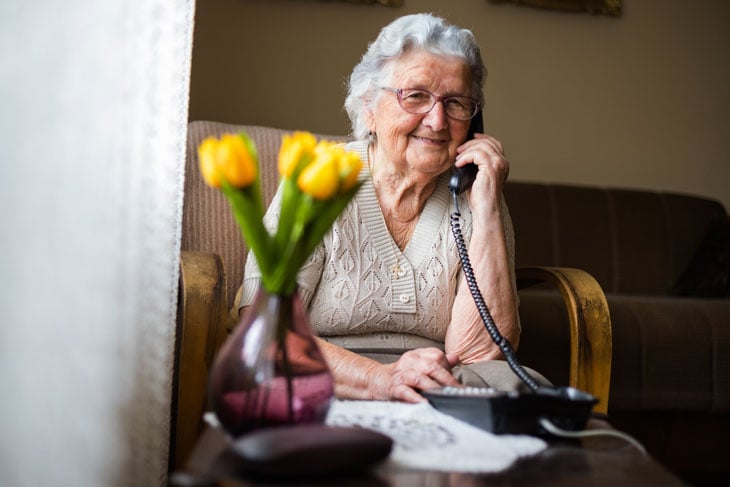 talking-to-a-senior-with-dementia-on-the-phone